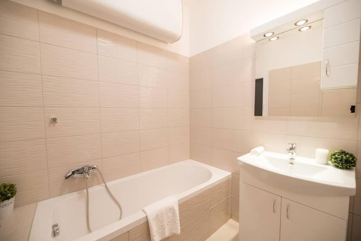 Trendy Central Apartment At Castle Budapest Luaran gambar
